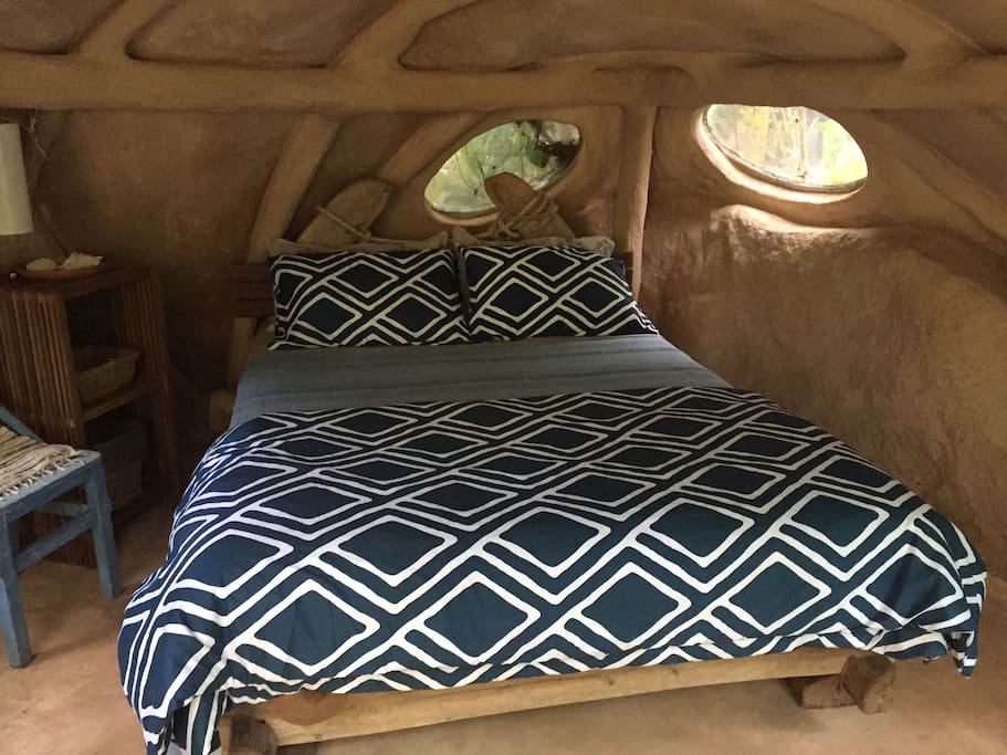 Cosy little hut with jungle view and queen size bed