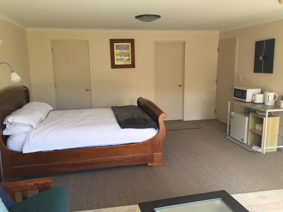 Super comfy Queen Bed, with breakfast making facilities and supplied tea and coffee.