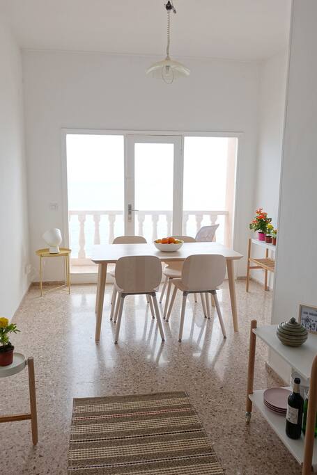 La zona del comedor con vistas fantásticas al mar, el lugar perfecto para tertulias