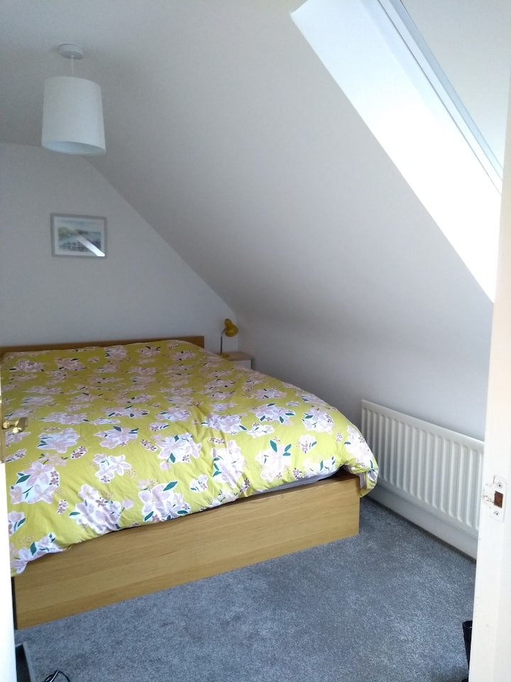 Spavaća soba 1: na 2. katu bračni krevet, noćni ormarić+ svjetiljka, velux prozori s roletnama za zamračivanje, vješalica i mala polica. Na raspolaganju je putni krevetić za bebe.