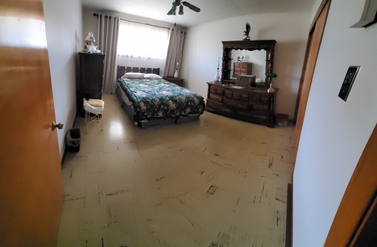 Dormitorio principal: cama tamaño queen