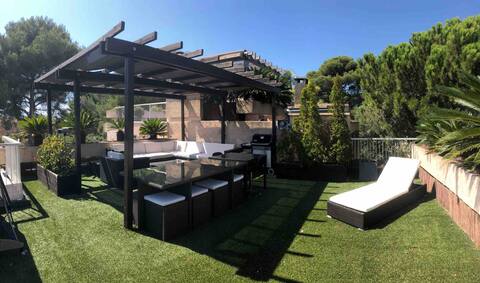 Rooftop apartment terrace with magnificent sea views!