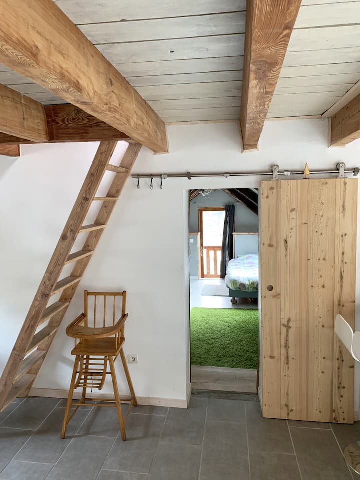 Snug: Ufikiaji wa chumba kikubwa chenye vitanda 4 na roshani yenye mwonekano wa mlima