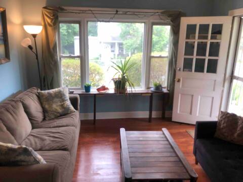 Sunny, peaceful home (3 min from DC)