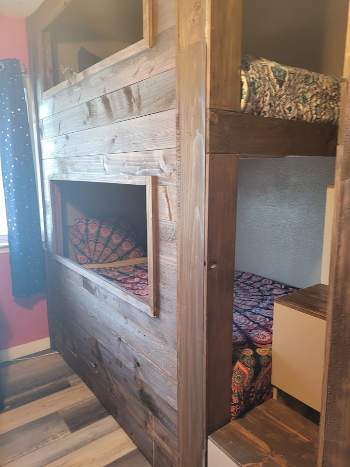 Construida en literas individuales.