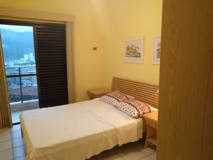 Dhomë me hyrje në ballkon