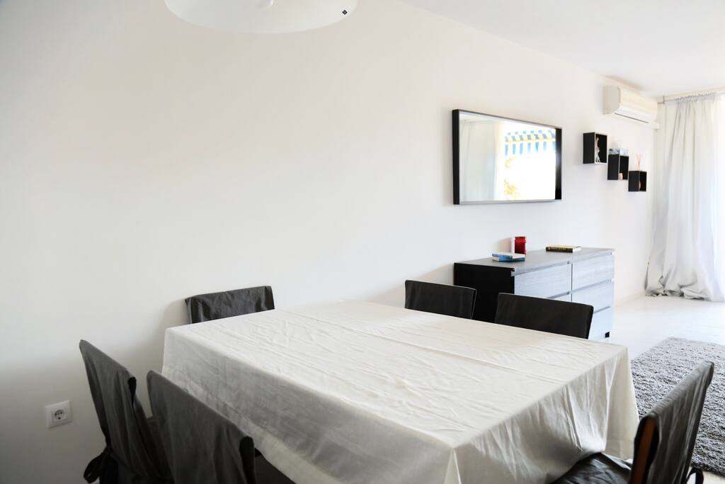 Bright Living room with a table suitable for 6 persons
Also has a sofa bed able to fit 2 persons