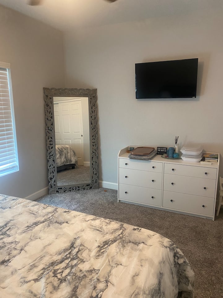 Spálňa na hlavnom poschodí so 46-palcovou