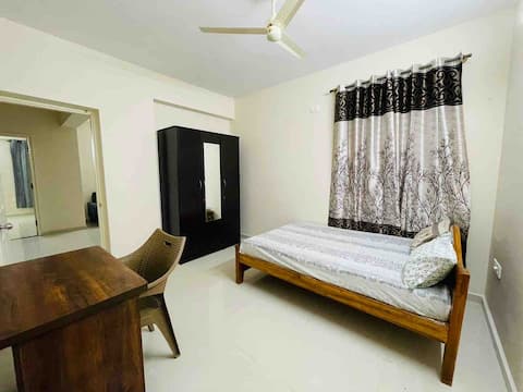 Cozy Haven Retreat (room in 2bhk flat)