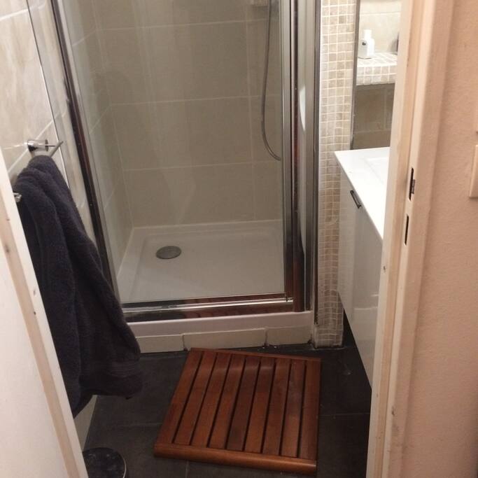 Salle de douche 1er etage dans 1er chambre