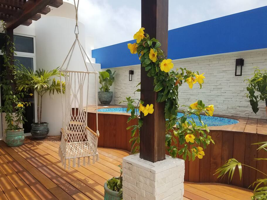 Daylight on the roof, complete with seating areas, outdoor lights and plants. Perfect for a morning coffee, sunset drinks or an evening chat.