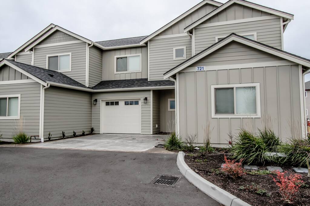 New Modern Condo Townhouses for Rent in SedroWoolley, Washington