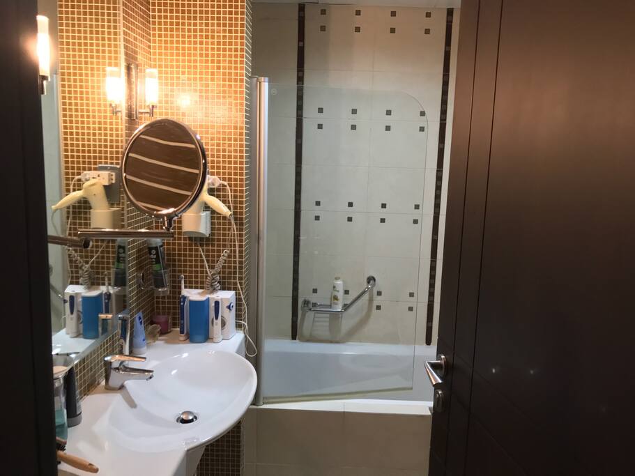 Small bathroom - shower hot & cold 24/7 - hair dryer
