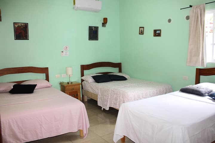 Izba s 3 lôžkami: 2 dvojlôžka a jedna jednolôžková izba s kúpeľňou. 