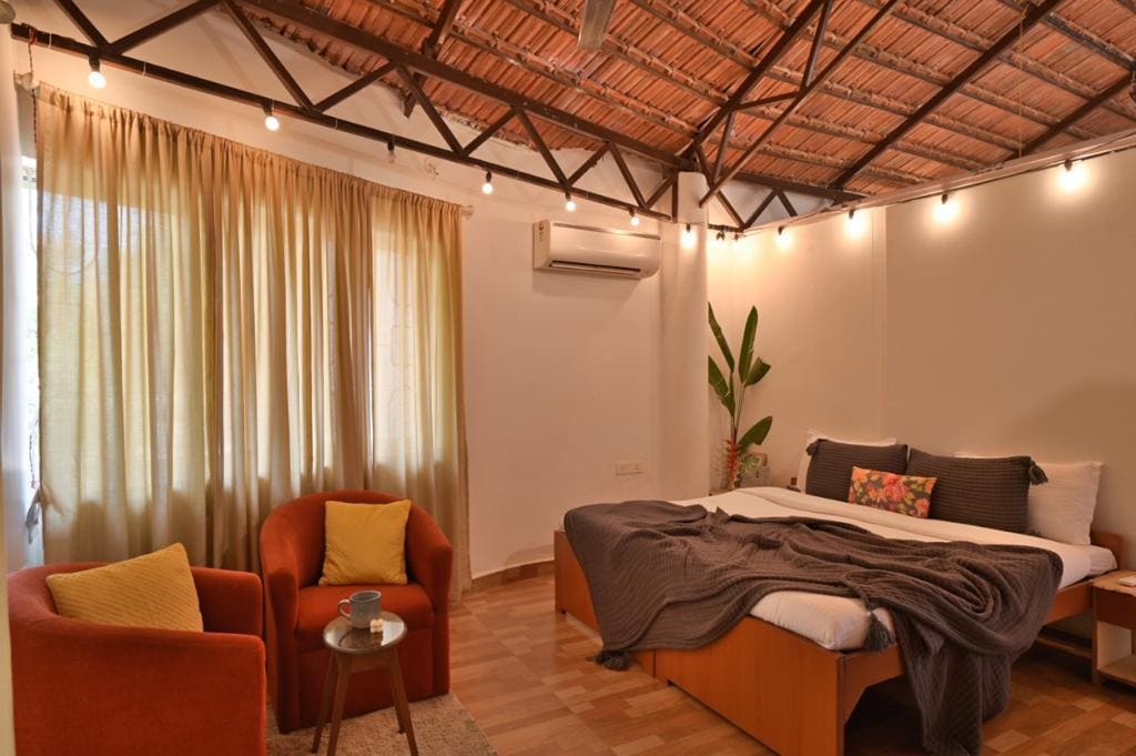 Lavish Studio with a pool, near Candolim Beach