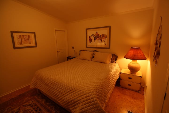 Главна спална соба со брачен кревет и постелнина од 100% египетски памук