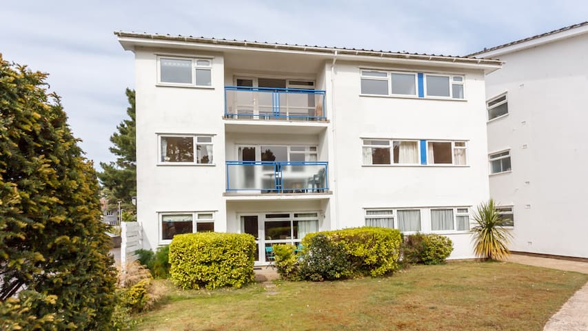 '11 Fairwinds' - 2 bed flat on Sandbanks