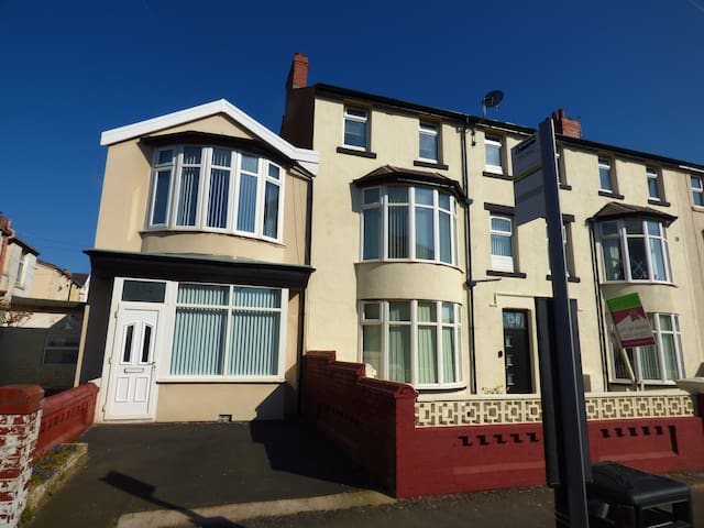 Blackpool Holiday House 2 Bed Sleeps 4