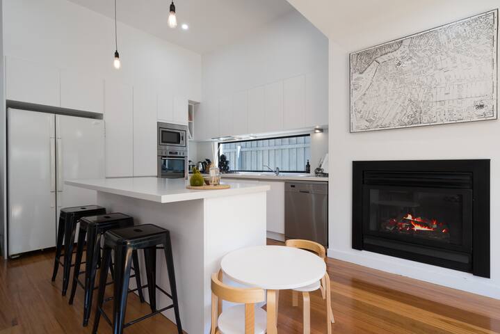 4BR Home, Top Family Area, Easy City Train Access gallery image 4