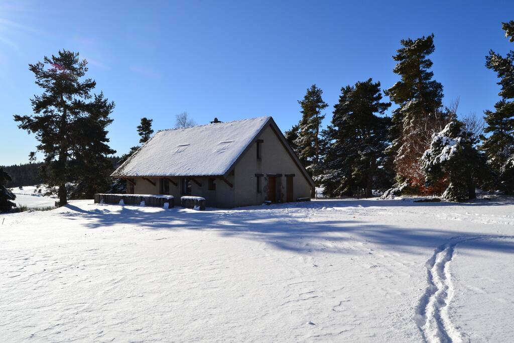 Situé au cœur d'un domaine de 70 hectares, le gîte le Chardon bleu vous accueille toute l'année au sein d'une nature préservée dans un site unique et totalement isolé.