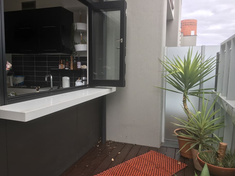 Middle floor: Balcony bar off the kitchen