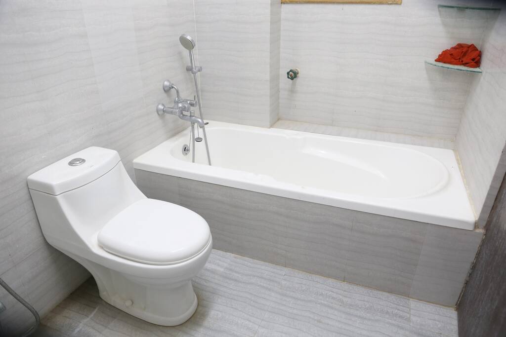 bathroom with bathing tub