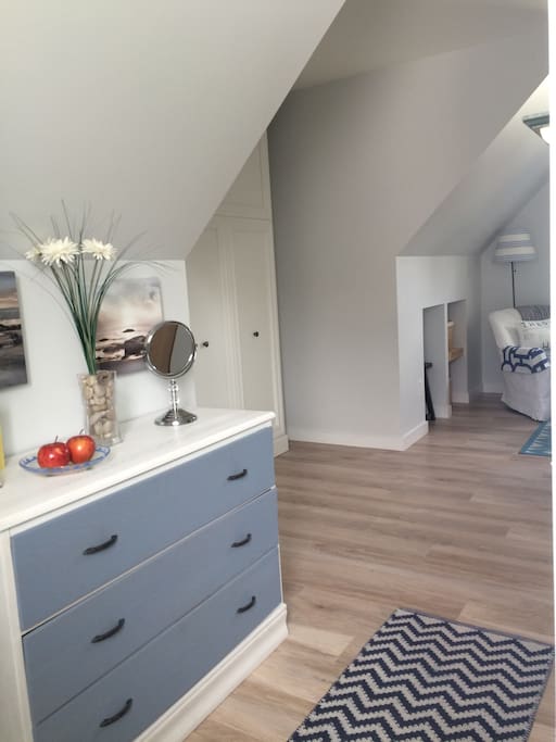 This quaint beachy coach house is a sweet home away from home! soothing colours, spotless and decorated with TLC