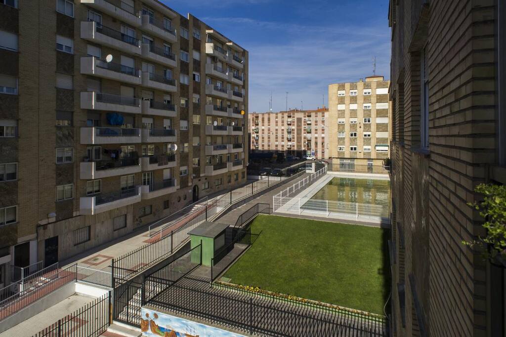 Vistas a la piscina (sólo abierta en verano) desde el balcón.