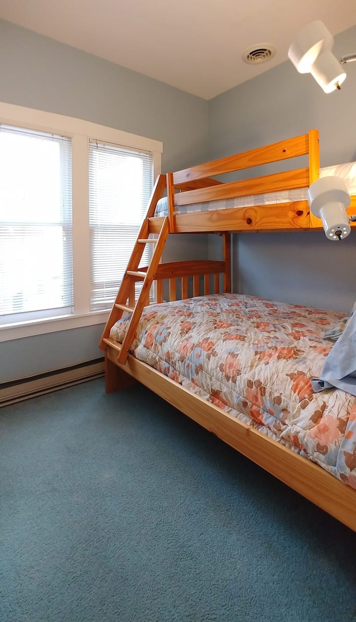 كوخ غرفة نوم خلفية في الطابق الأول بسرير كامل/مزدوج