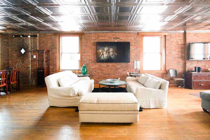 Huge Prvt Suite in Massive Loft in Lt-Italy/SoHo gallery image 3