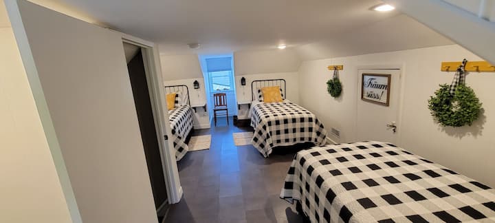 غرفة نوم ثالثة على الدرج