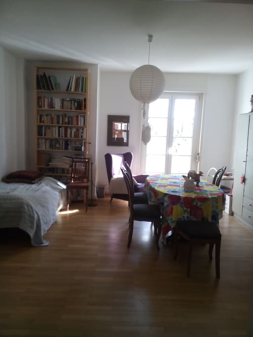 Wohnzimmer mit Balkon S/W