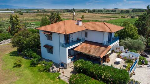 Big house with a huge garden and barbecue area!