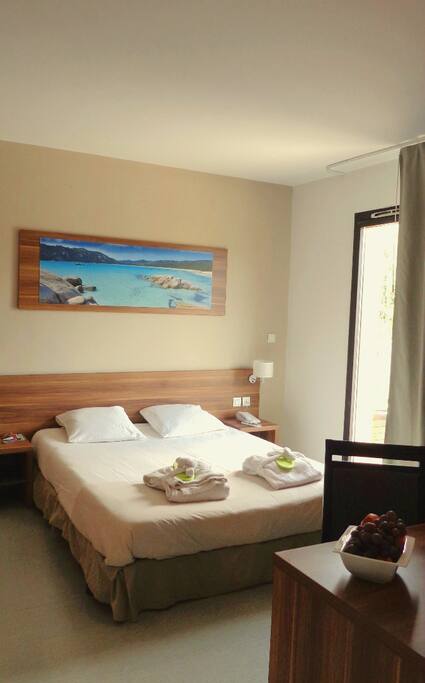 Chambre avec un lit double