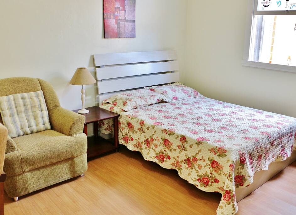 Quarto espaçoso para um hóspede foto - 1