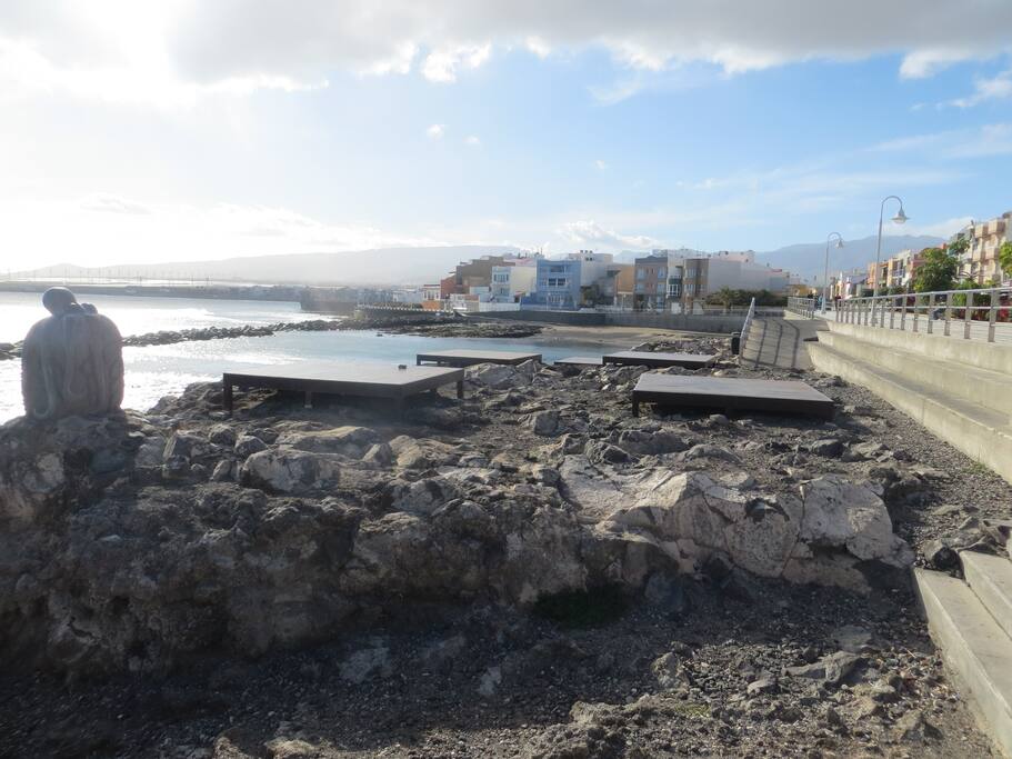 Playa y avenida de Arinaga