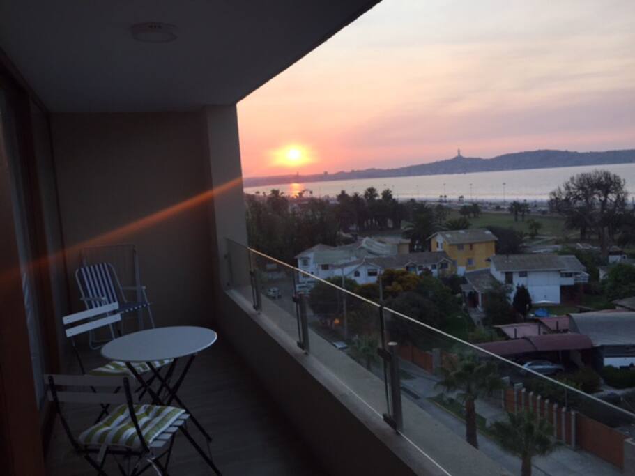 Hermosa vista panorámica de toda la bahía, con bellos atardeceres observados desde la terraza.