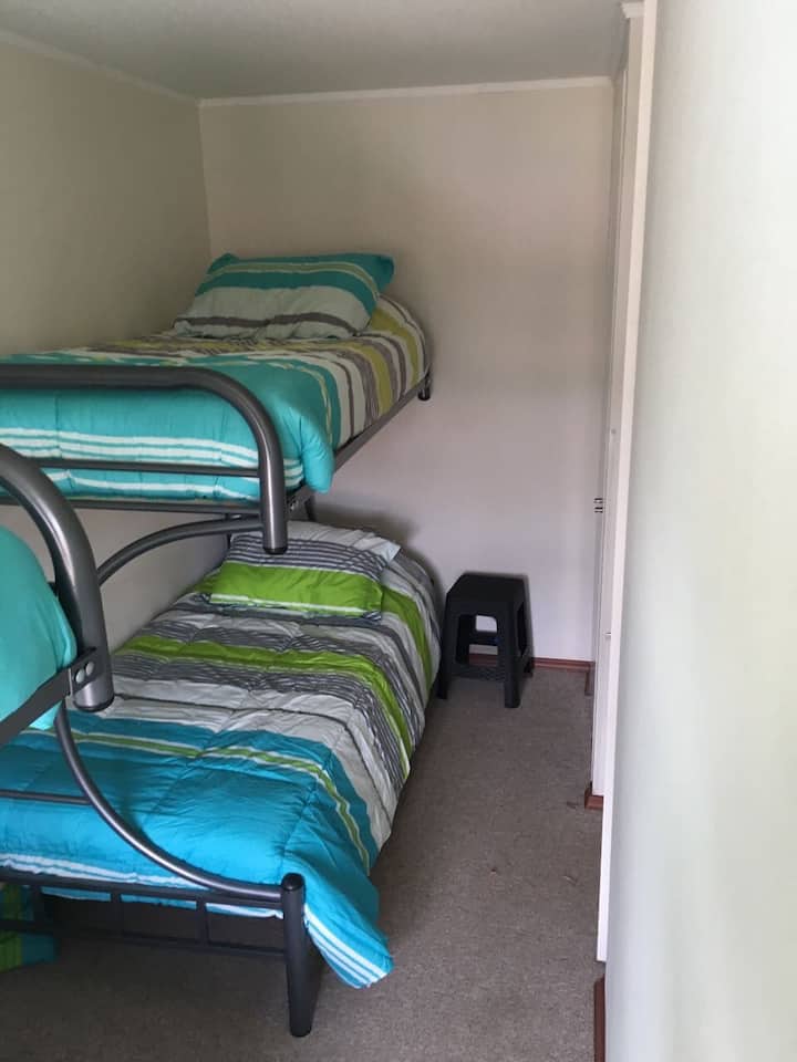 Dormitorio N°3 con 2 camarotes (4 camas de 1 plaza)