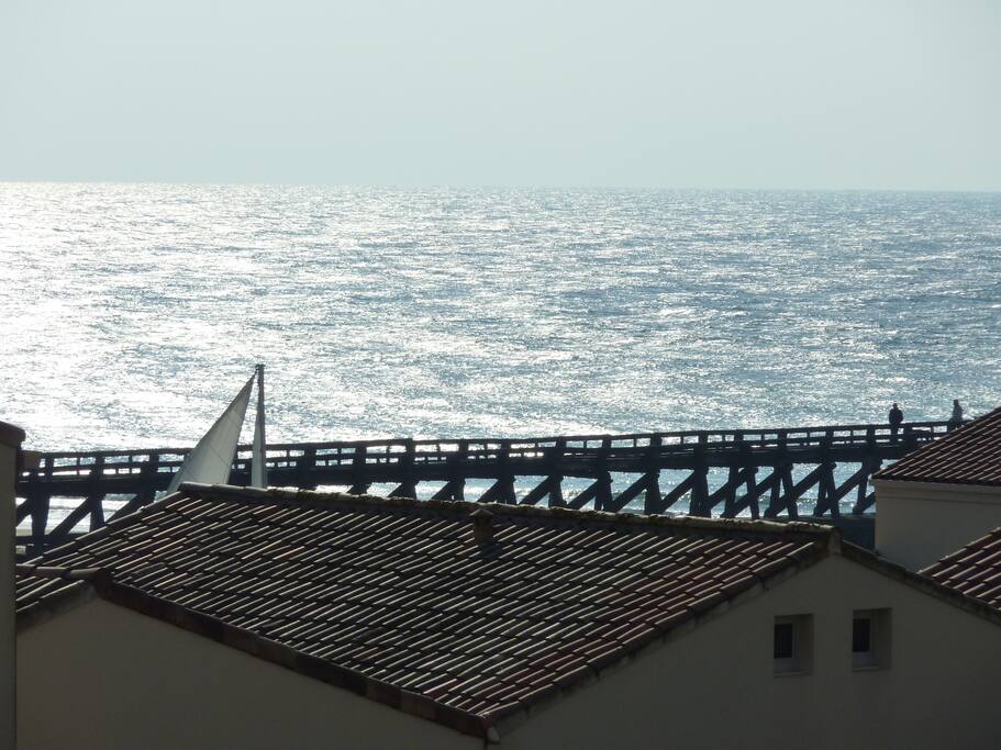 depuis la grande terrasse, une partie de la vue sur mer.
Par temps dégagé, belle vue sur montagne et golf de gascogne