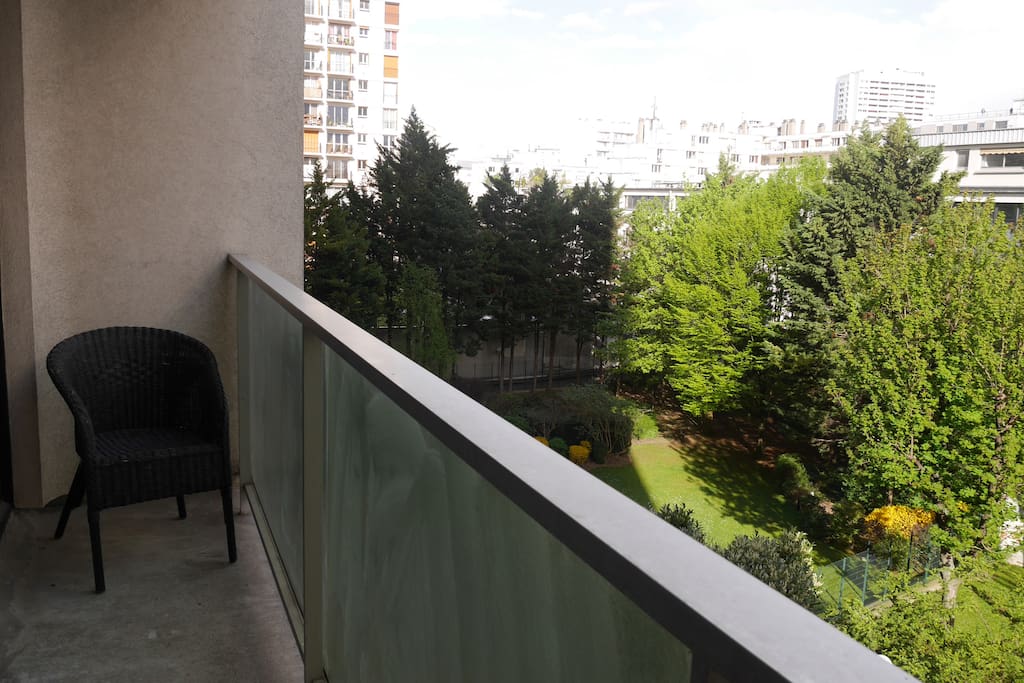 Petit balcon et vue sur le jardin de l'immeuble