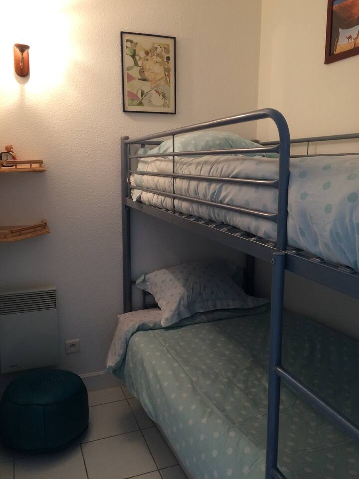 带双层床的壁龛