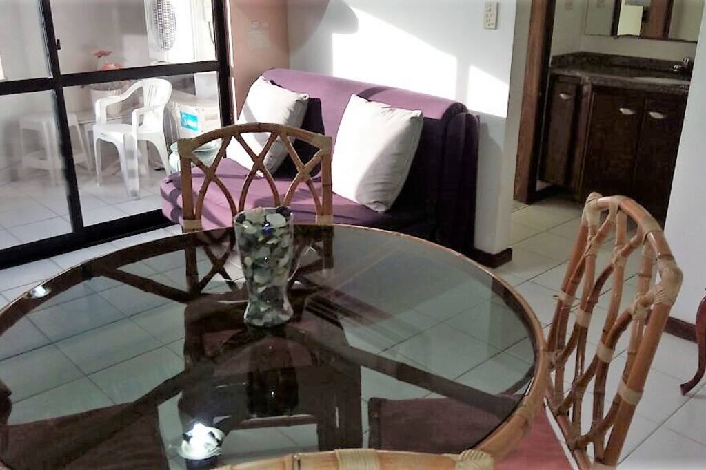Sofá-cama de casal e ar-condicionado na sala