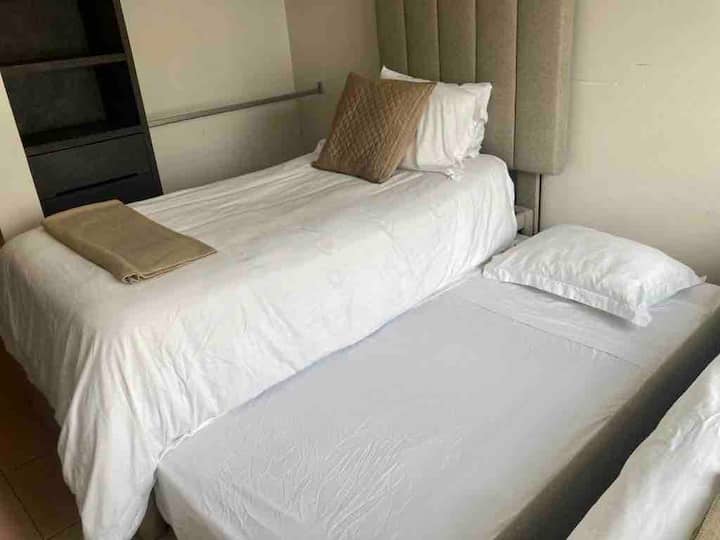 חדר שינה 3. אחת המיטות היא קנגורו. 