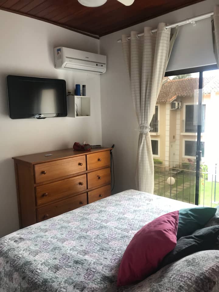 Dormitorio doble con espacio para camas para niños