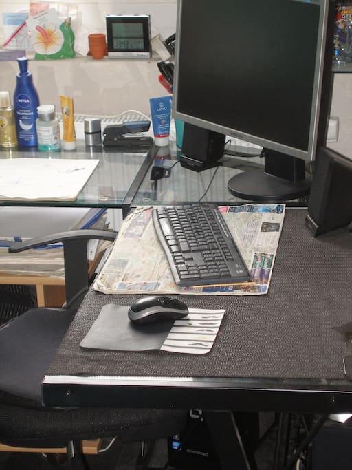Ein PC-Arbeitsplatz mit Drucker etc.