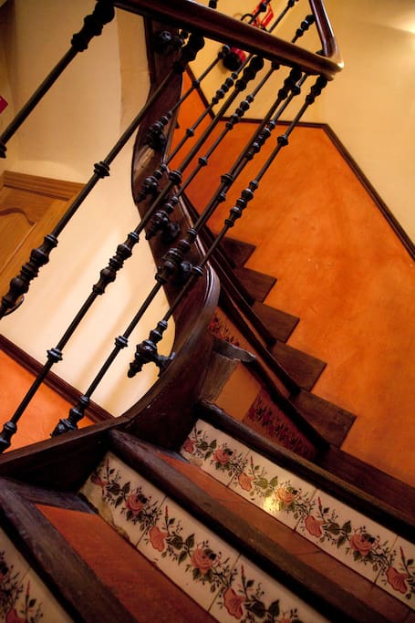 Detalle de escalera con azulejos de Zuloaga