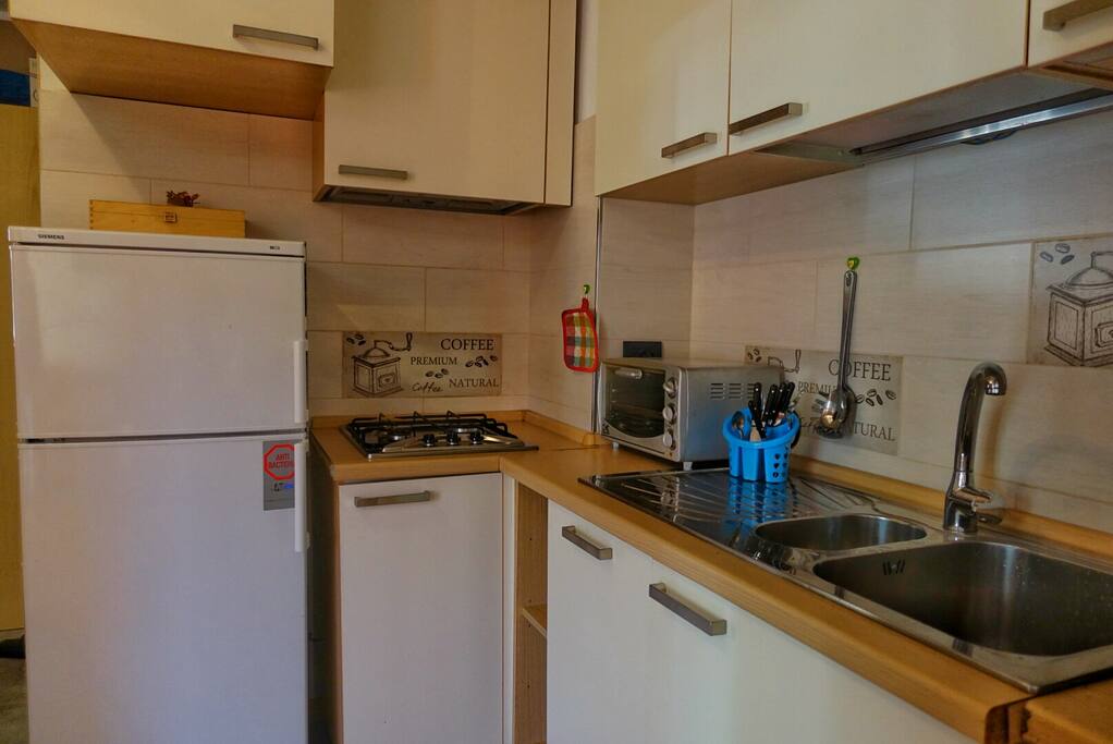 cucina nuova con tutti gli elettrodomestici