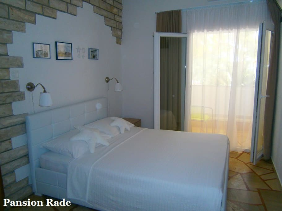 The room is equipped with new modern style queen size bed,