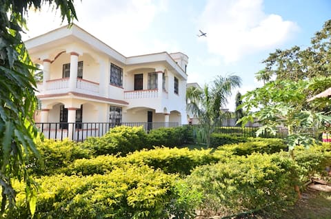 Mudzini Holiday Home - with a pool