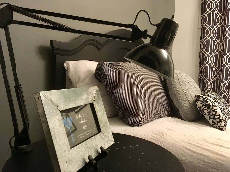 Main bedroom (queen bed)